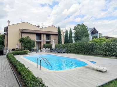 Villetta bifamiliare a Parma, 10 locali, 3 bagni, posto auto, 265 m²