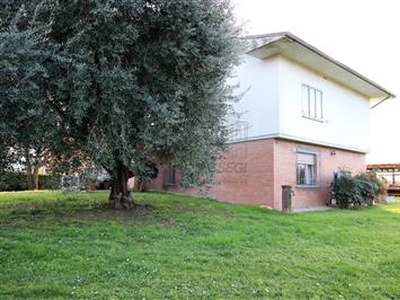 Villa - Divisa in due unità a Est, Lucca