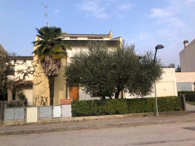 Appartamento a Faenza, 5 locali, 2 bagni, giardino in comune, 210 m²