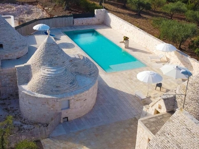 Appartamento 'Trullo Mandorlo' con piscina condivisa, terrazza privata e Wi-Fi
