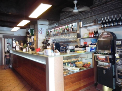 Bar in vendita a Ferrara via Porta Romana, 52