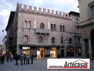 Cartoleria in vendita a Reggio nell'Emilia piazza del Monte
