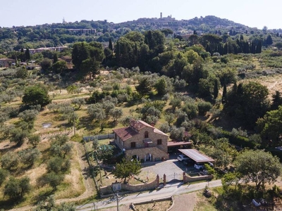 Vendita di Immobili in Toscana: Un'Esclusiva Casa in Pietra a Volterra