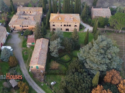 In Vendita: Magnifica Villa nel Cuore di Montalcino, Toscana