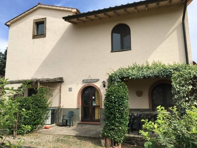 In Vendita: Antico Casale Ristrutturato con 6 Appartamenti Indipendenti in Toscana