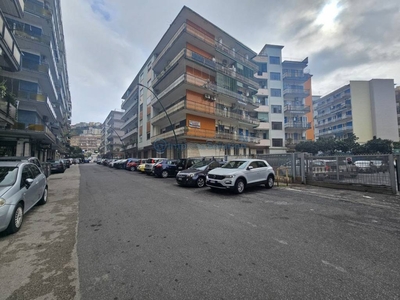 Lavanderia in vendita a Napoli via Raffaele Caravaglios
