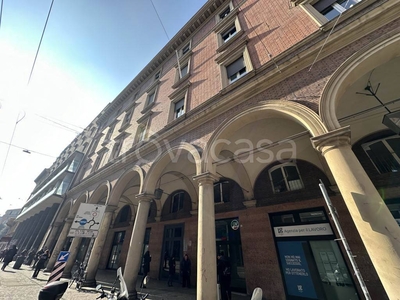 Magazzino in vendita a Bologna via Amendola