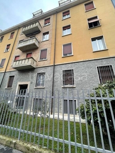 Magazzino in vendita a Milano via Giovanni Battista Moroni, 30