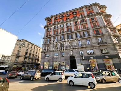 Magazzino in vendita a Napoli piazza Giuseppe Garibaldi