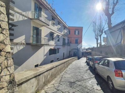 Magazzino in vendita a Napoli piazzetta Due Porte Arenella, 4