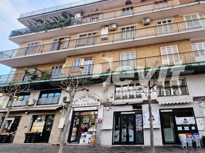 Magazzino in vendita a Portici via Gravina