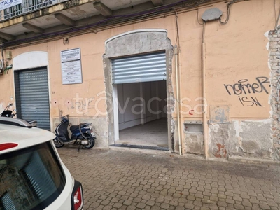Magazzino in vendita a Salerno via Porto