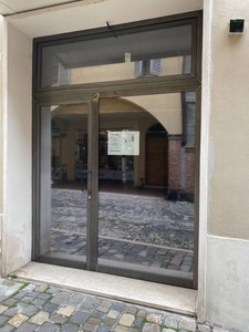 Negozio in vendita a Cesena via Zeffirino Re