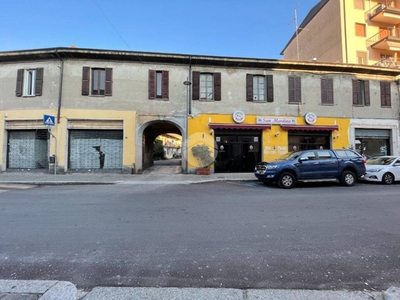 Negozio in vendita a Magenta via Giuseppe Garibaldi, 57