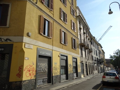 Negozio in vendita a Milano via Edmondo De Amicis, 9