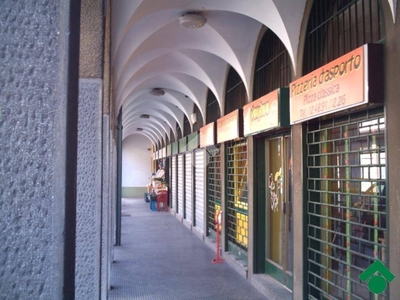 Negozio in vendita a Milano via gianella, 21