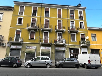 Negozio in vendita a Milano via Padova, 223