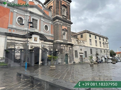 Negozio in vendita a Napoli piazza Mercato, 196