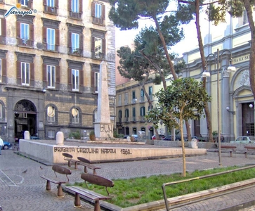 Negozio in vendita a Napoli piazza Santa Maria degli Angeli