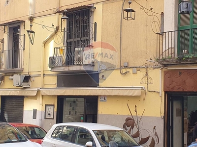 Negozio in vendita a Napoli rua Catalana, 118