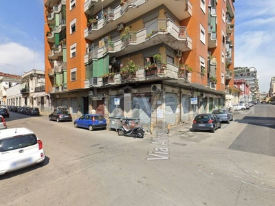 Negozio in vendita a Napoli via Alfonso d'Avalos