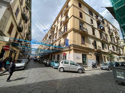 Negozio in vendita a Napoli via Benedetto Cairoli