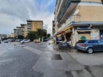 Negozio in vendita a Napoli via Canzanella Vecchia, 44
