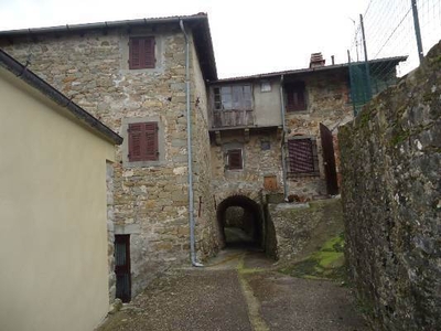 Borgo in pietra da recuperare in vendita a Casola in Lunigiana: la tua opportunità di creare un complesso residenziale unico