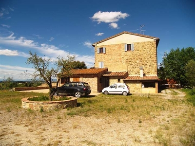 Splendida Porzione di Casale Ristrutturato con Vista Panoramica