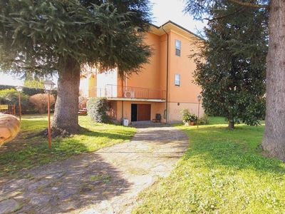 Villa bifamiliare in vendita a Lucca Arancio