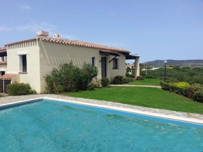 Villa con piscina e giardino privato, via Punta de su Turrione, Stintino