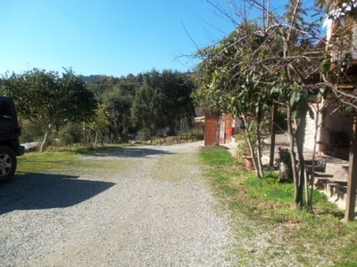 Villa con Due Unità e Ampio Terreno in Vendita vicino a Portoferraio