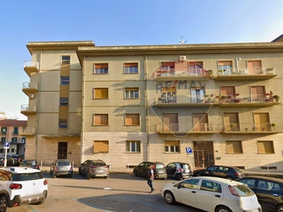 Appartamento a Benevento, 6 locali, 2 bagni, posto auto, 130 m²