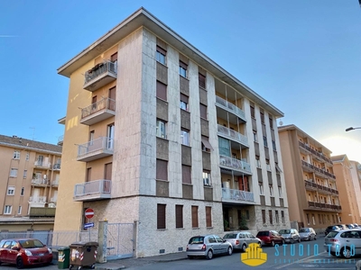 Appartamento a Biella, 5 locali, 1 bagno, arredato, 90 m², 3° piano