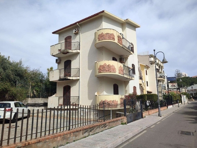 Appartamento in Vendita a Giardini-Naxos Via Recanati, 2