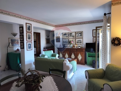 Appartamento in Via Ulisse, Aci Catena, 6 locali, 2 bagni, 115 m²
