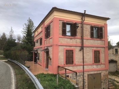 Appartamento in Via Villa Casa Tasso, Amandola, 10 locali, 2 bagni