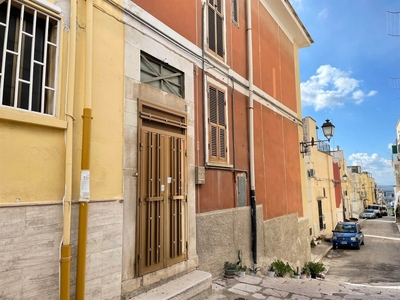 Casa indipendente a Canosa di Puglia, 6 locali, 2 bagni, 110 m²