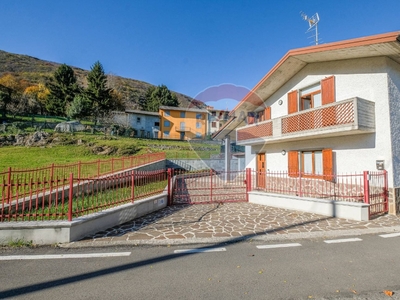 Casa indipendente a Sant'Omobono Terme, 4 locali, 1 bagno, con box