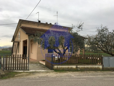 Casa indipendente a Savignano sul Rubicone, 8 locali, 2 bagni, con box