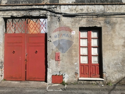 Casa indipendente in Via Anselmi, Nicolosi, 3 locali, 1 bagno, con box