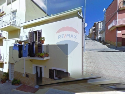 Casa indipendente in Via Ruggero, San Cono, 6 locali, 3 bagni, con box