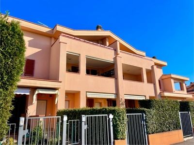 Casa indipendente in Via Sandro Pertini, Grosseto, 4 locali, 2 bagni