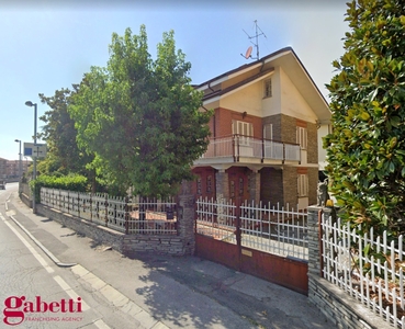 Casa indipendente in Via Vittorio Veneto 33, Bra, 6 locali, 2 bagni