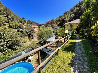 Casa semindipendente a Genova, 7 locali, 2 bagni, giardino privato