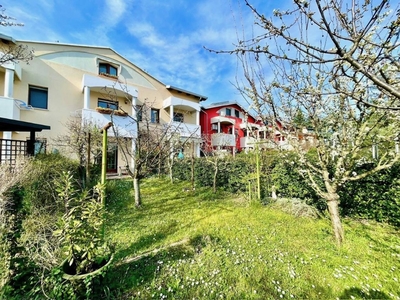 Casa semindipendente a Monfalcone, 6 locali, 3 bagni, giardino privato