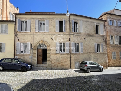 Palazzo in Via della sapienza, Fermo, 4 locali, 9 bagni, con box