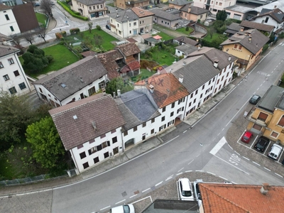 Porzione di casa in Via Largo Europa, Borgo Valbelluna, 12 locali
