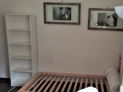 Posto letto in affitto in un appartamento con 3 camere da letto a Genova