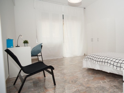 Stanza in affitto in appartamento con 5 camere da letto a Firenze
